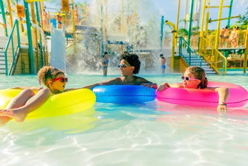 Foto das crianças brincando na área infantil no Hot Beach