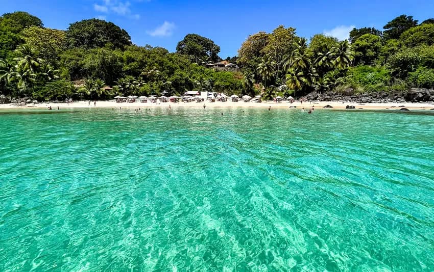 Foto do mar com praia de fundo no Fernando de Noronha - PE