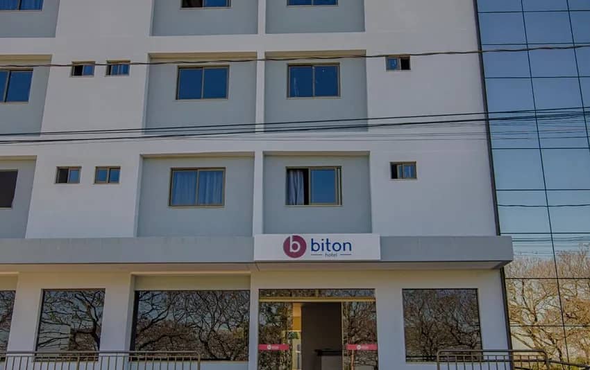 Foto da entrada no Biton Hotel