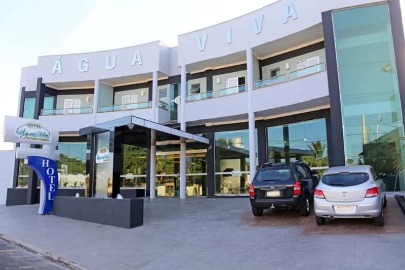 Foto da entrada do hotel no Água Viva Hotel