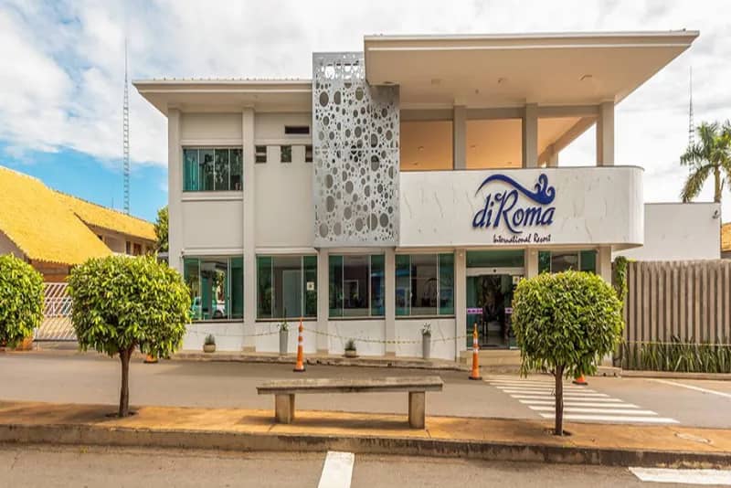 Foto frontal do hotel no diRoma Resort