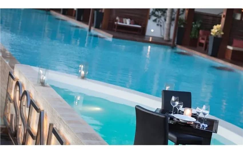 Foto da piscina no Essenza Hotel