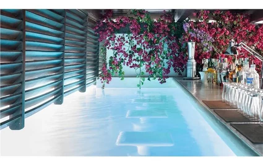 Foto da piscina coberta no Essenza Hotel