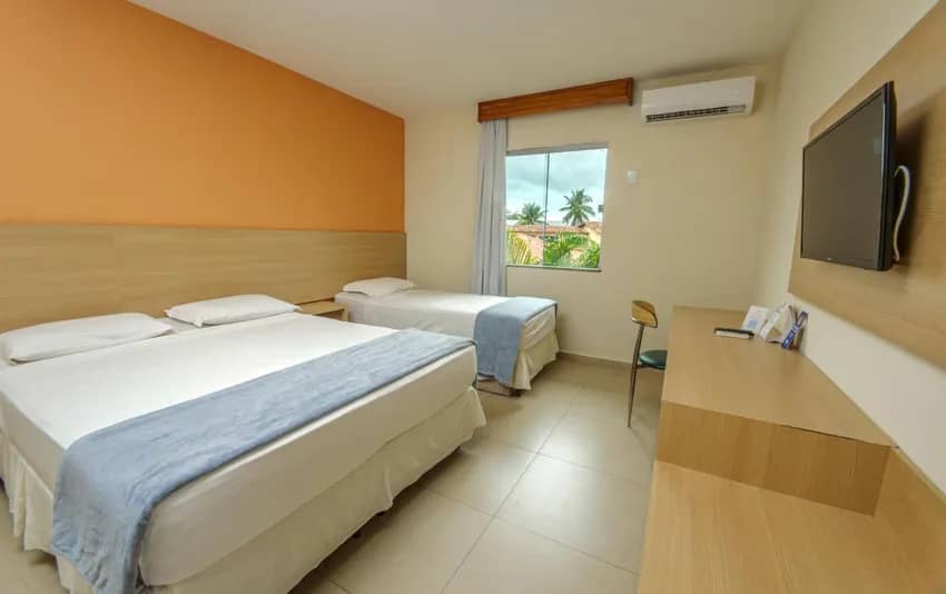 Foto do quarto com uma cama de casal e outra e solteiro no Portobello Park Hotel
