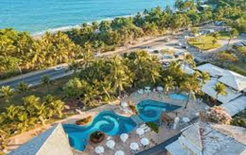 Foto aérea da piscinas e area arborizada no Portobello Park Hotel