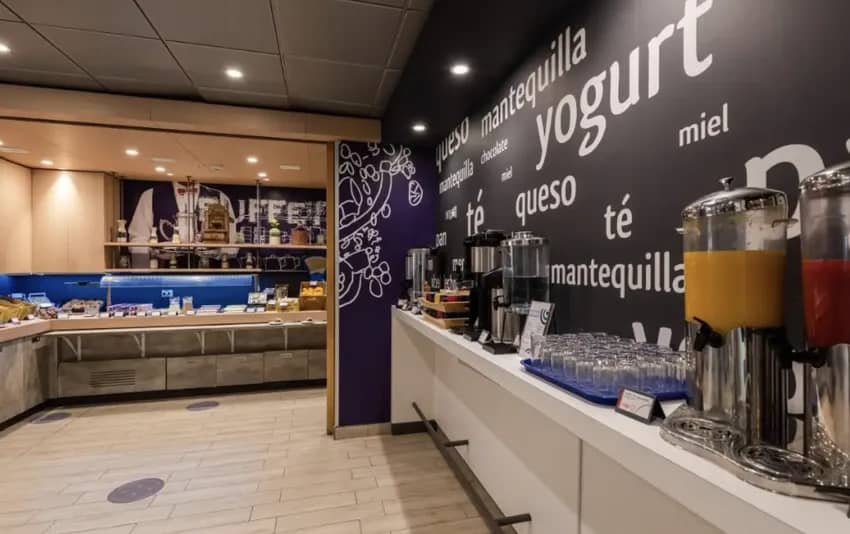 Foto area café e variedades no Ibis Budget