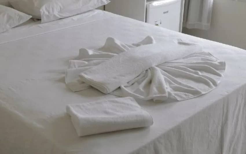 Decoração da cama de casal no Happy Hotel Brisa do Mar