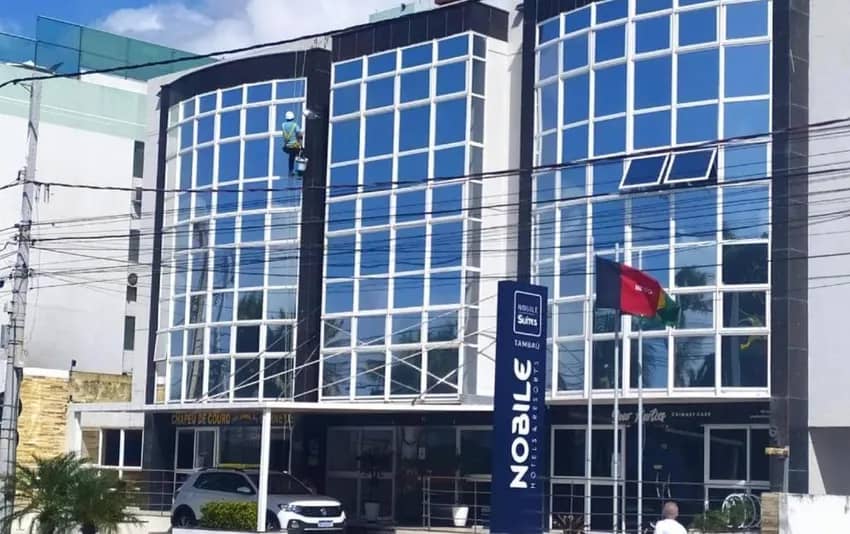 Foto da fchada e entrada do hotel no Nobile Suítes Tambaú