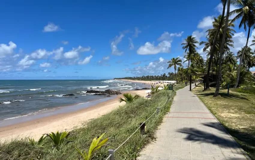 Foto da estrada com vista pro mar no Sauípe Mar Premium