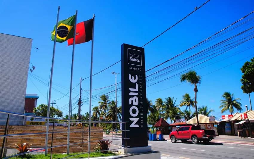 Entrada e fachada do hotel no Nobile Suítes Tambaú