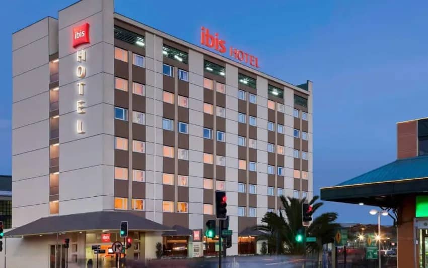Foto frente do hotel no Ibis Budget