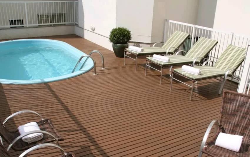 Foto de uma piscina em um deck de madeira com espreguiçadeiras no Hotel Itália