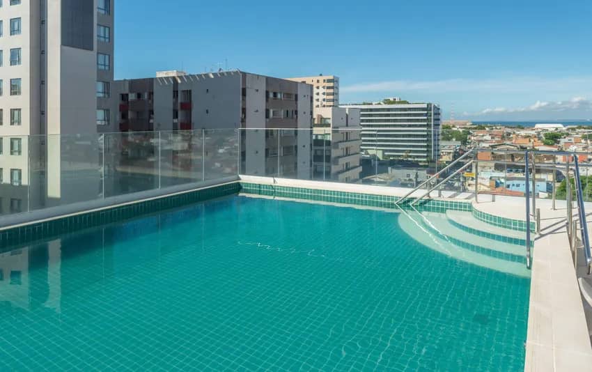Foto piscina da varanda com vista para outros hotéis no verano pajuçara by tropicalis