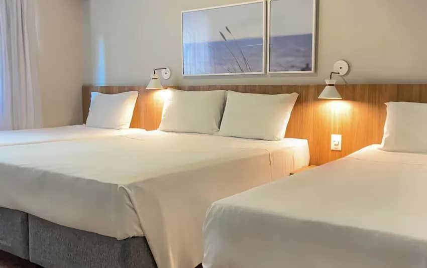 Foto de um quarto de hotel moderno com cama de casal, cabeceira iluminada no Hotel Itália