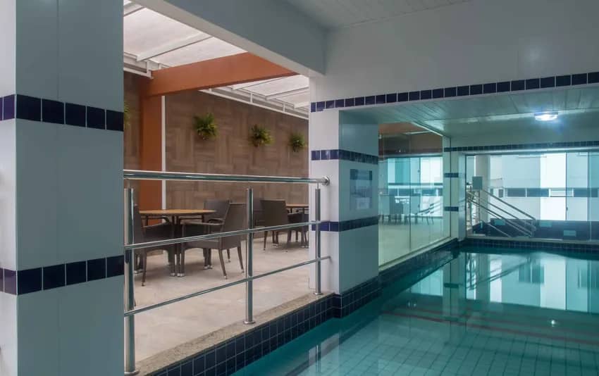Foto da piscina coberta no Hotel Vieiras