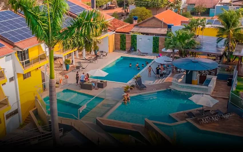 Foto aérea das piscinas no Marruá Hotel
