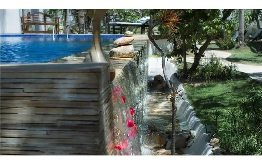 Foto da piscina no My Blue Hotel