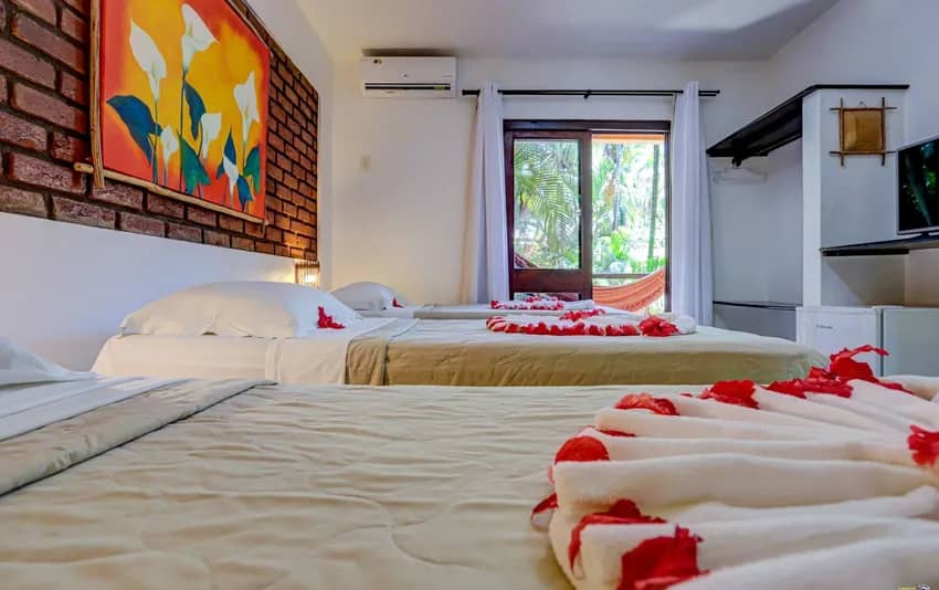 foto quarto com camas e vista da janela com rede no pousada villa n'kara