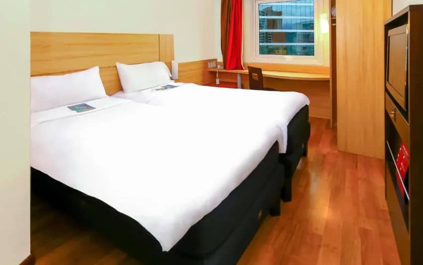 Foto Cama de casal do quarto do hotel no Ibis Budget