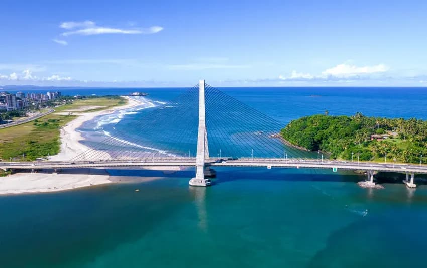 Foto aérea da ponte da praia no Ilhéus - BA