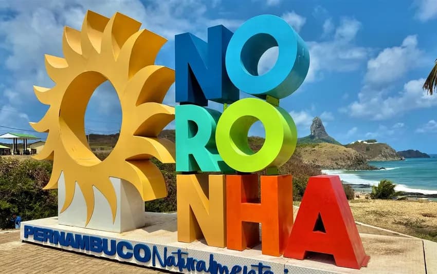 Foto da placa no Fernando de Noronha - PE